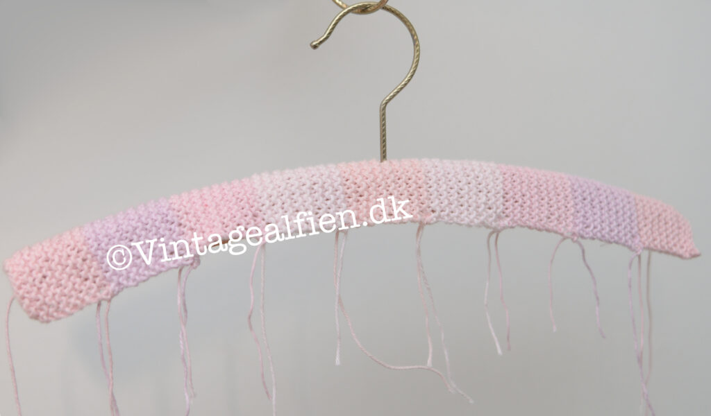 Strikket bøjlebetræk med striber men uden vintageknapper