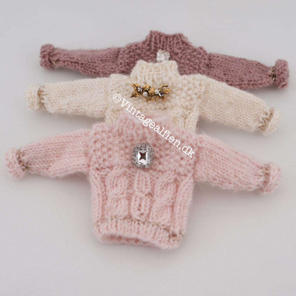 Miniaturestrik tre små sweaters pyntet med minibrocher