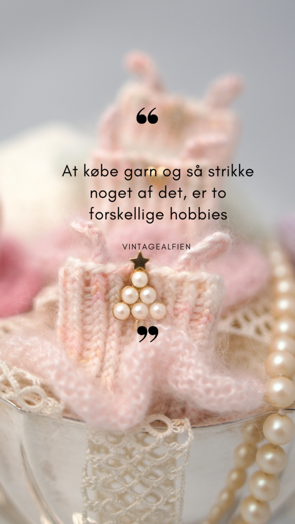 Strikkeciater - garn som hobby
Små strikkede tutus julepyntede med ørestikker fra Avon