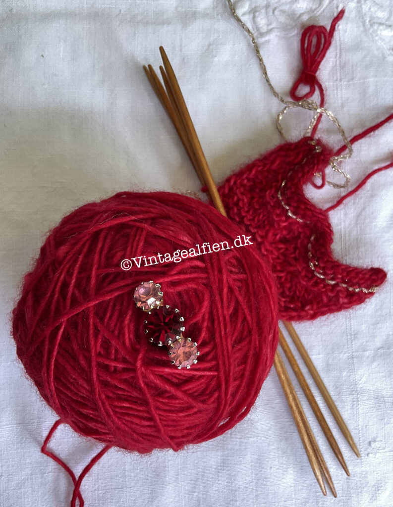 De strikkede juletræer
Julefarvet garn og matchende fingerring til et strikket juletræ med bølger