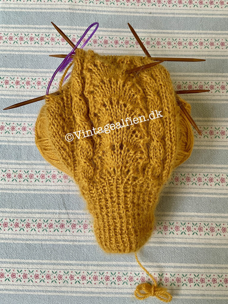 Det går fremad med handsken, jeg er næsten oppe ved fingrene