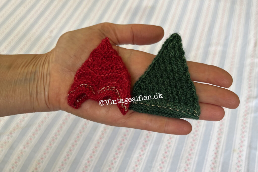 Strikkekø - juletræer i julefarverne, rød og grøn