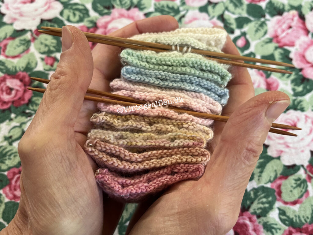 Strikkekø - strikkede juletræer der alle mangler deres stammer