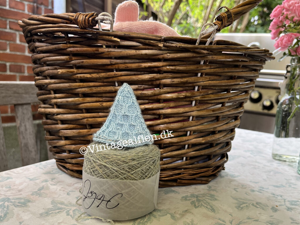 Strikkekø - stammens farve passer den til grenene?