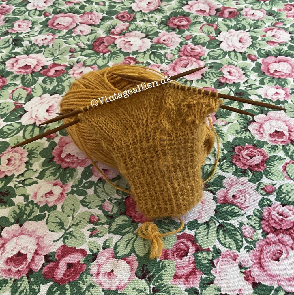 Sprang over i strikkekøen - en sennepsgul strikhandske i sin vorde