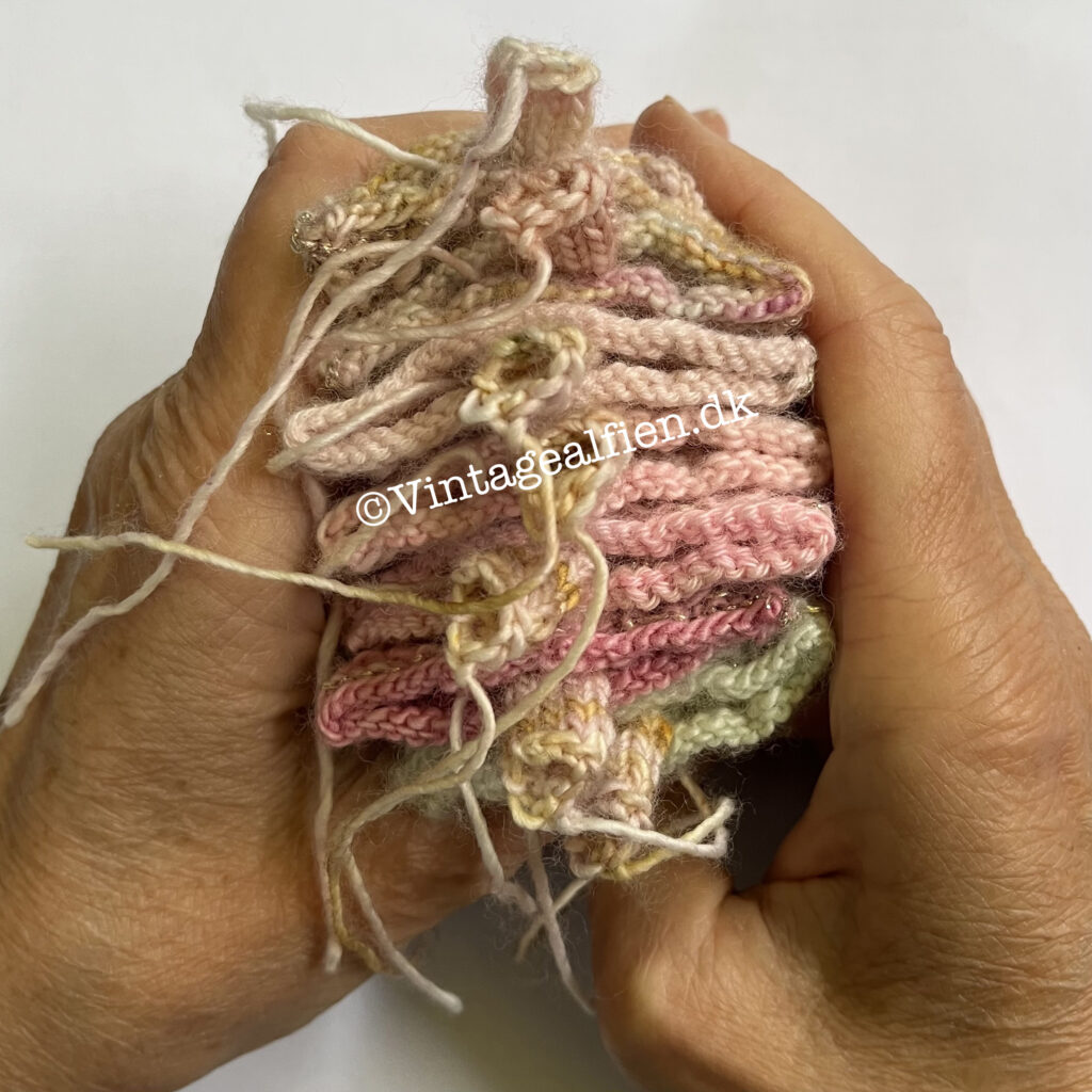 Strikkekø - Juletræerne her mangler at få hæftet stammernes ender