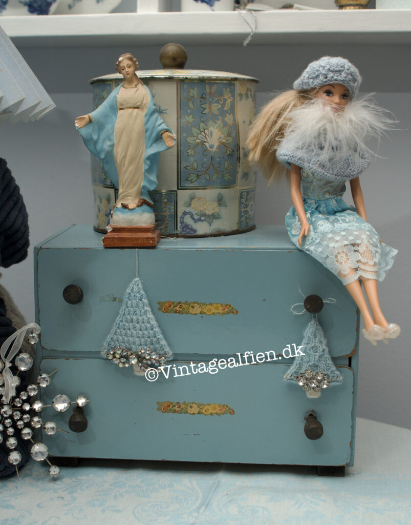 De strikkede juletræer
Blå jul - dukkekommoden er pyntet med blågran