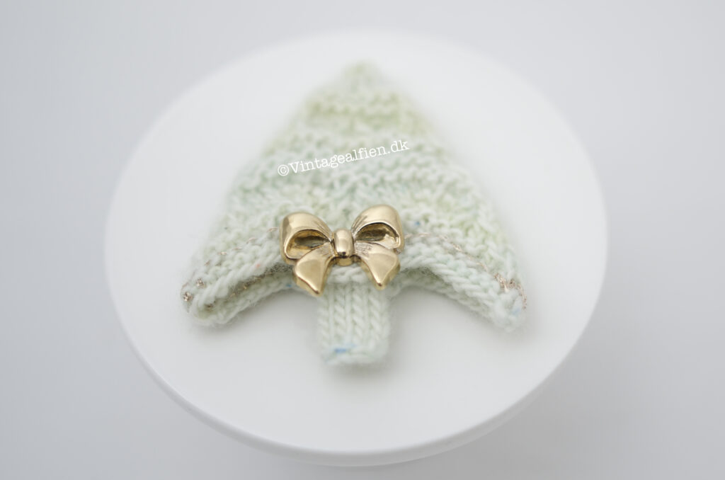 De strikkede juletræer -Juletræ med bølger og påsat sløjfeknap