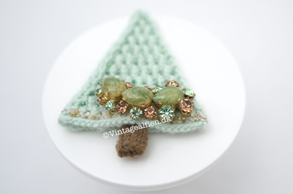 De strikkede juletræer - Skål med strikkede juletræer i lyserøde nuancer