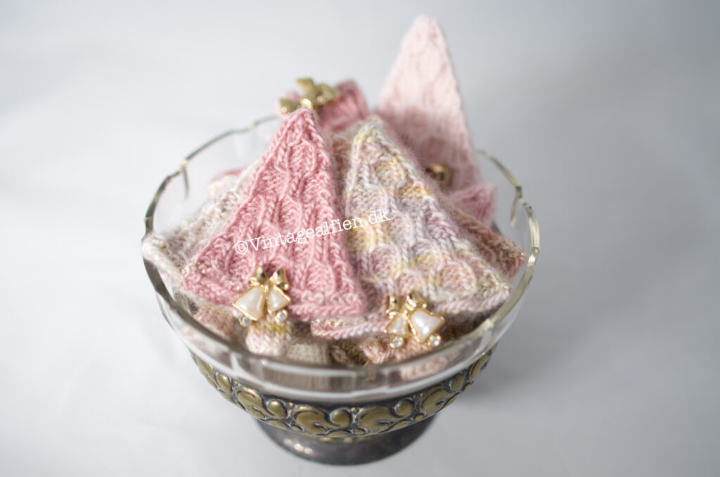 De strikkede juletræer - Ørestikker fra Avon sat på overgangen imellem grene og stamme