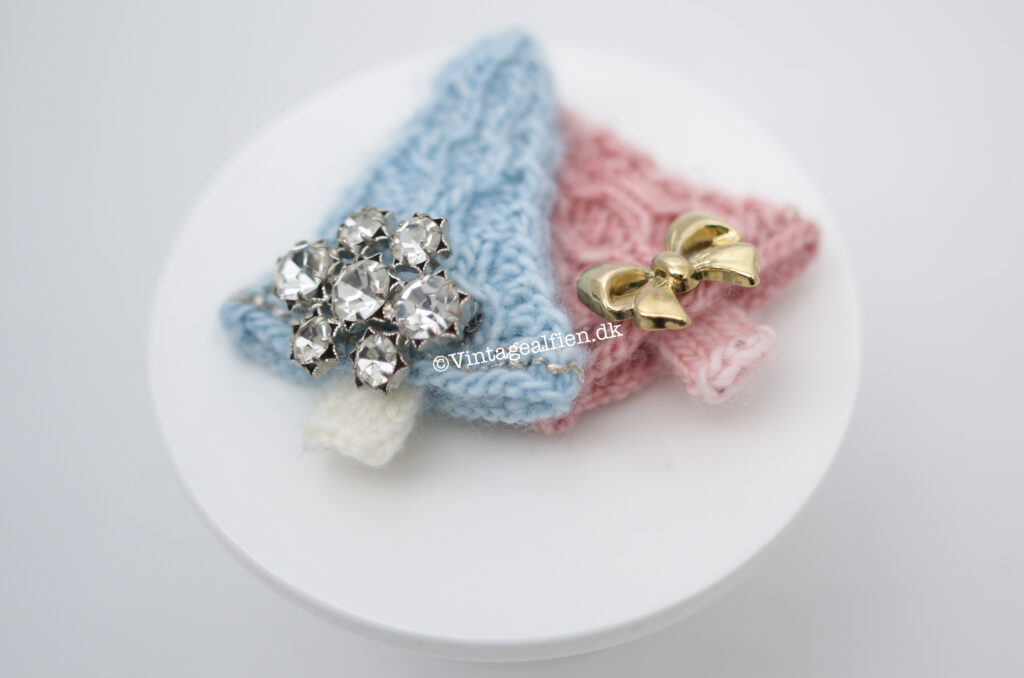 De strikkede juletræer - Efternøleren der blev til to små nuttede juletræer med snoninger