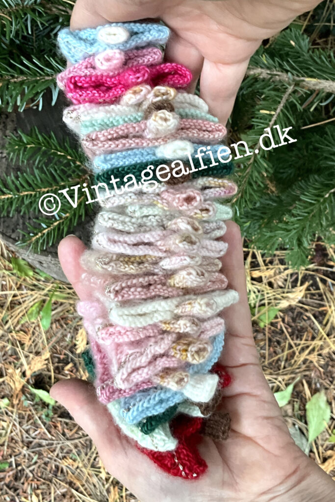 De strikkede juletræer - Alle de færdigtstrikkede juletræer kom i haven for et fotoshoot