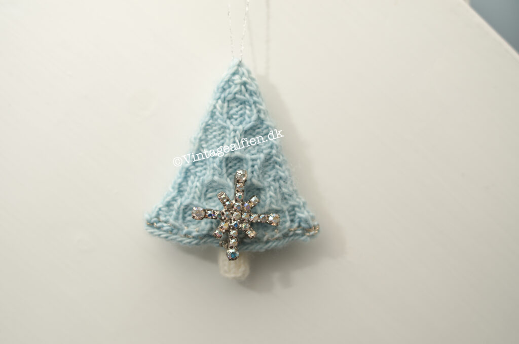 De strikkede juletræer - Et strikket juletræ pynter på trappeløbet - jeg har puttet lidt fyldevat i