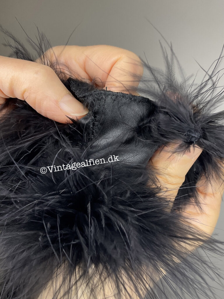 Ved overklipningen har en række af strudsepels løsnet sig, og det skal selvfølgelig sys på igen.