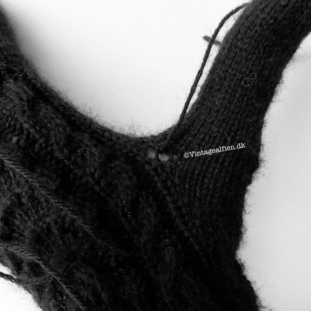 Sorte strikhandsker - hvordan du lukker små huller ved fingrenes start