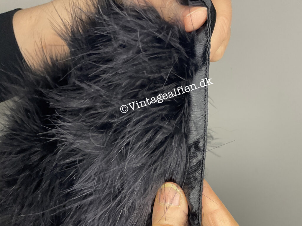 Sorte strikhandsker  - Bunden af strudsepelsen