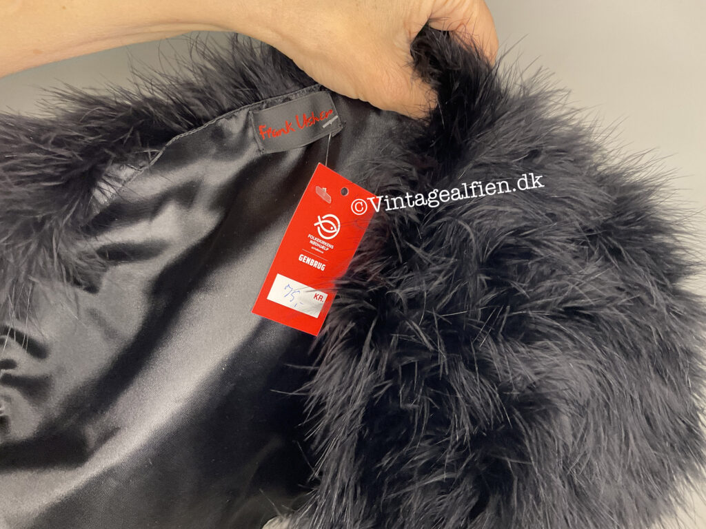 Genbrugspels - en vest af strudsepels bruges til pelskant på de sorte strikhandsker