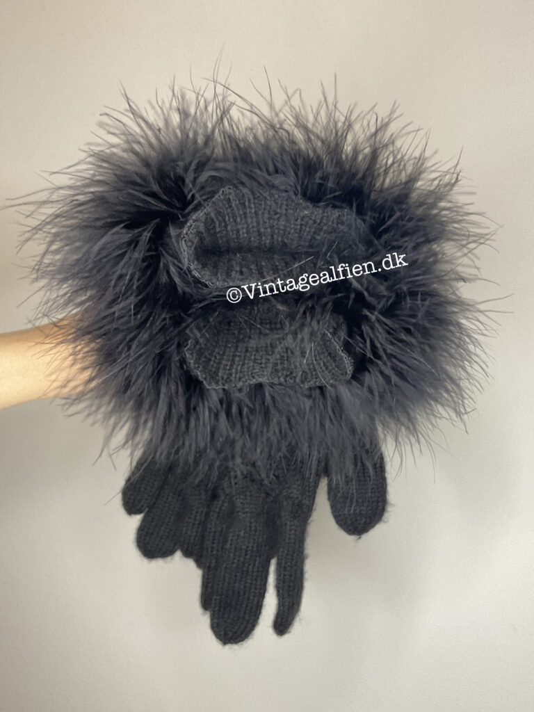 De sorte strikhandsker med påsat pelskant af strudsefjer