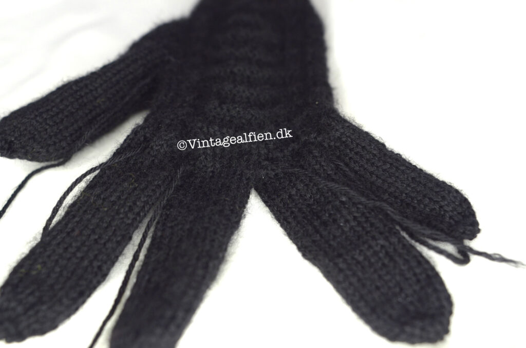 Sorte strikhandsker - tip omkring opstrikning af fingrene