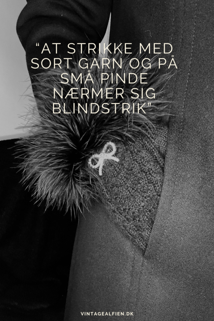 Sorte strikhandsker - Sort strik på små pinde er ikke helt nemt