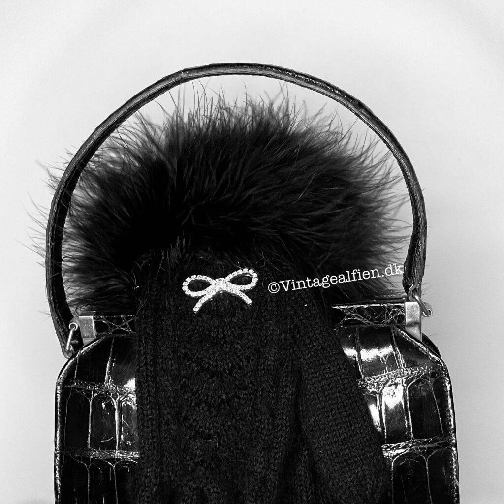 Sorte strikhandsker og en sort vintagetaske fra Bon gout giver en klassisk stil