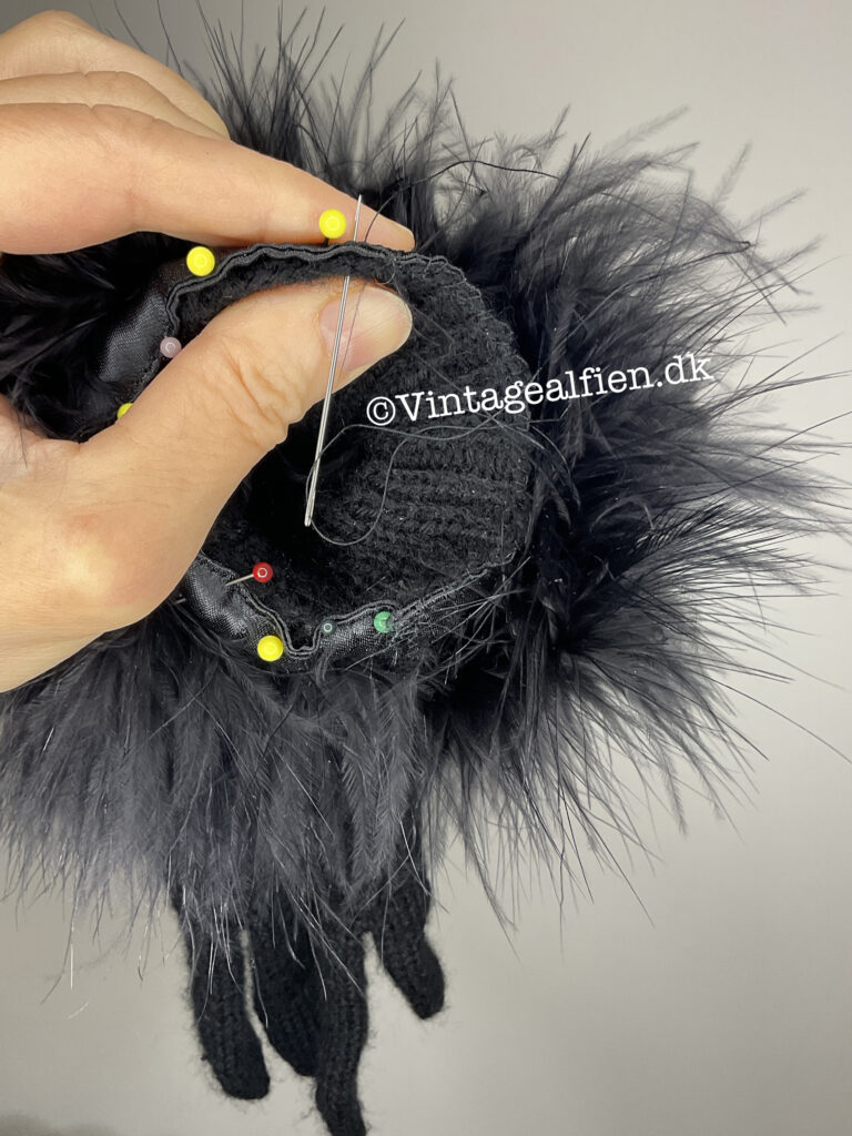 Hvordan jeg holder strudsepelsen i ave, når pelskanten sys på de sorte strikhandsker