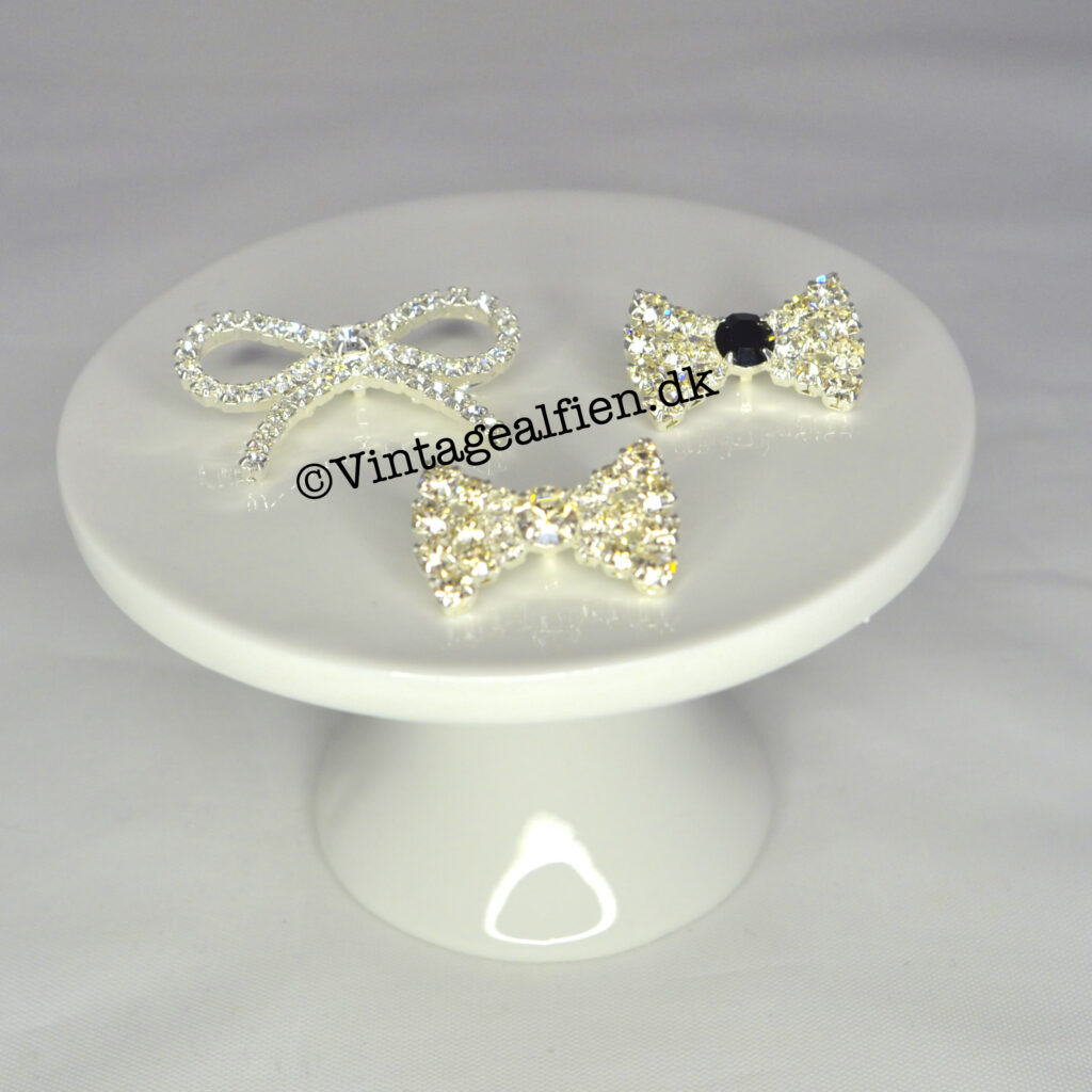 Udvalgte blingbling knapper til de sorte strikhandsker