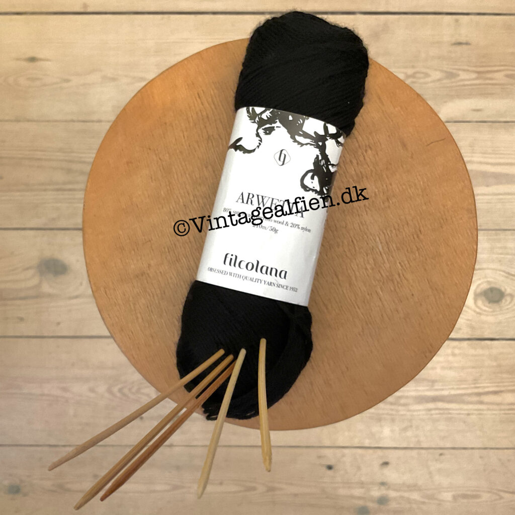 Et nøgle sort garn er nok til et par sorte strikhandsker